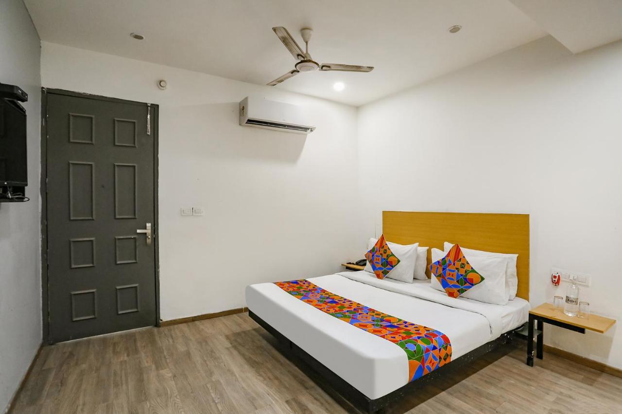 Fabhotel Vat - Meera Bagh Delhi  Exterior photo